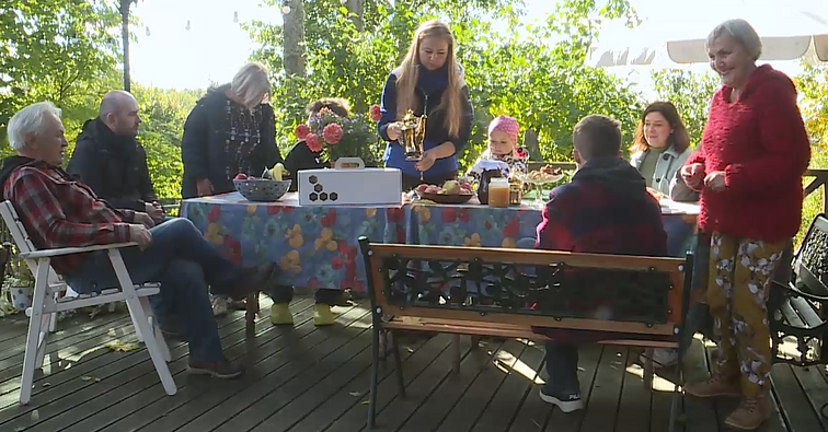 Modžiūnuose vertybes bei bendrystę puoselėja kiekvienas gyventojas: visi daiktai turi istoriją, o panaudoja ir kėdę su viena koja