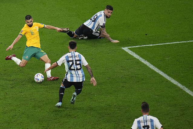 Sėkmė šypsosi Australams: po Argentinai nesėkmingo rikošeto Goodwino pasiųstas kamuolys atsidūrė vartuose