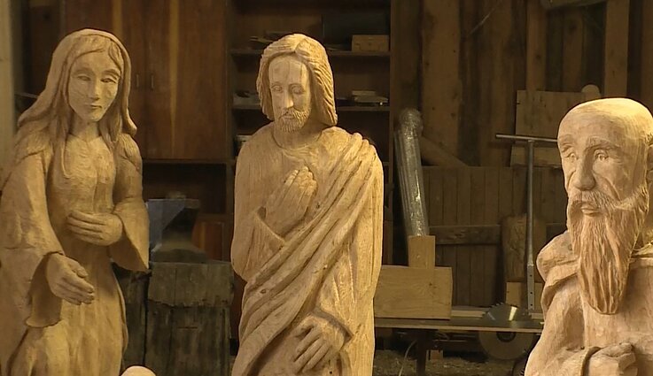 Pakruojo centrą puoš prakartėlė: tautodailininkai Betliejaus gyventojų skulptūras drožė iš ąžuolo