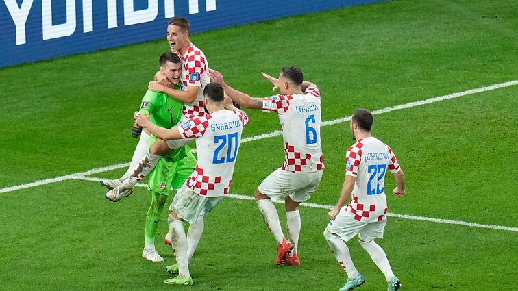 Neužtikrintai 11 m baudinių serijoje smūgiavę japonai krito aštuntfinalyje prieš kroatus