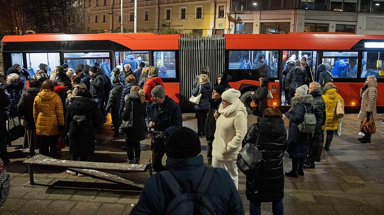 Panorama. Sostinėje streikuoja viešojo transporto vairuotojai: keleiviai būriavosi stotelėse, greitų rezultatų derybose nesitikima Panorama. Sostinėje streikuoja viešojo transporto vairuotojai: keleiviai būriavosi stotelėse, greitų rezultatų derybose nesitikima