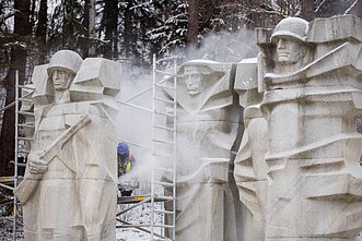 Removal of the Soviet monument at the Antakalnis Cemetery 