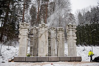 Removal of the Soviet monument at the Antakalnis Cemetery 