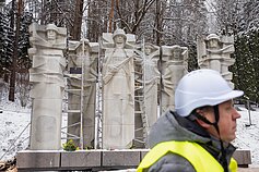 Antakalnio kapinėse pradedamos ardyti paminklas sovietų kariams Antakalnio kapinėse pradedamos ardyti paminklas sovietų kariams