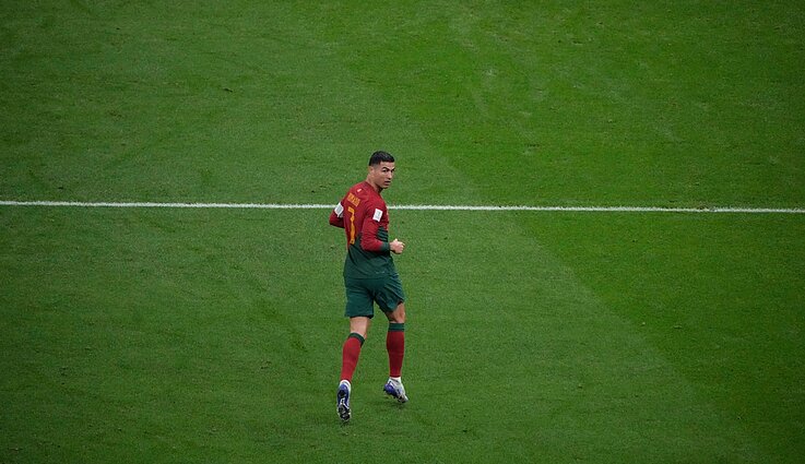 Aikštėje ovacijomis pasitiktas Ronaldo muša įvartį, tačiau teisėjas fiksuoja nuošalę