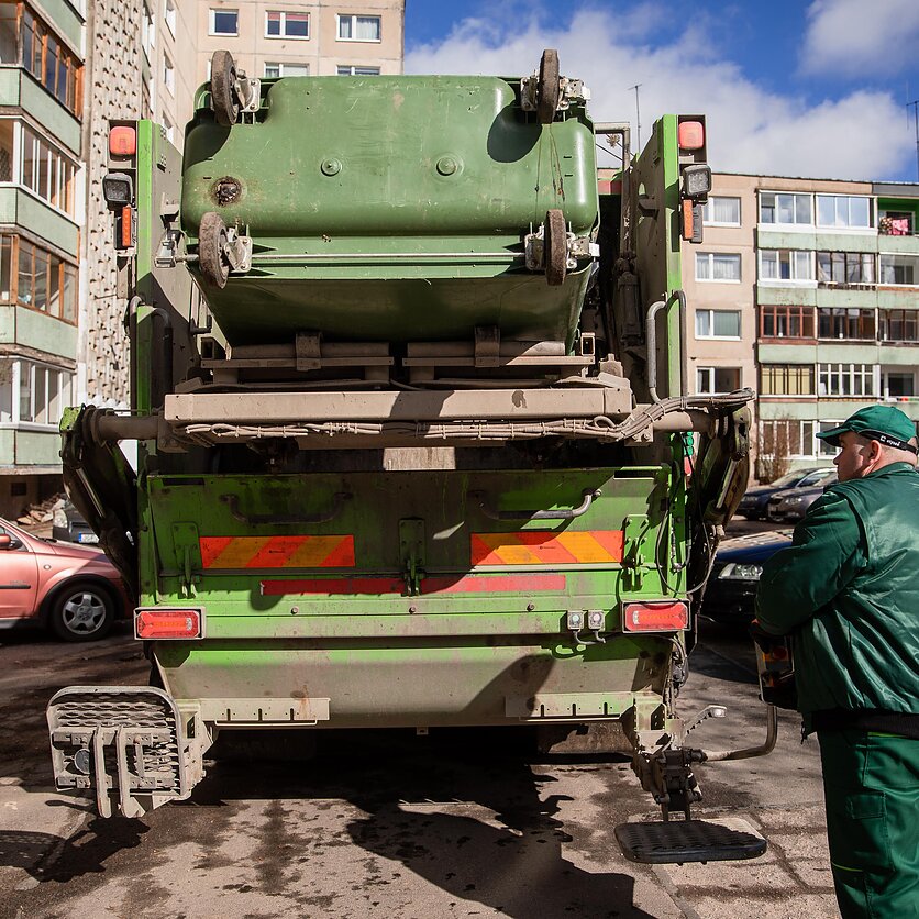 J. Stacevičiaus / LRT nuotr., Dėl nesumokėtos rinkliavos už komunalinių atliekų surinkimą galite atsidurti teisme. Kaip reglamentuosime užsilikusį totalitarinį paveldą? Kokiu atveju galima peržiūrėti prie daugiabučių įrengtų kamerų vaizdo įrašus?