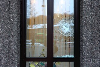 Peršautas langas. Asociatyvi nuotr.