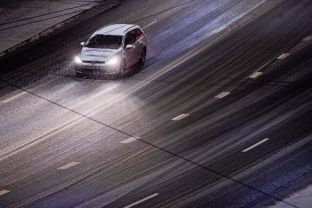 Slidūs keliai sutrikdė šalies eismą: nusidriekė kilometrinės spūstys, neišvengta avarijų