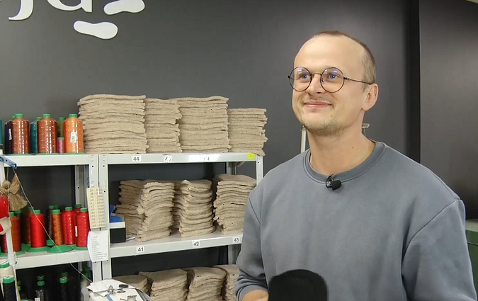 Iš emigracijos grįžęs Tadas Lietuvoje pradėjo siūti šlepetes: didžiausias malonumas – klientų įvertinimas