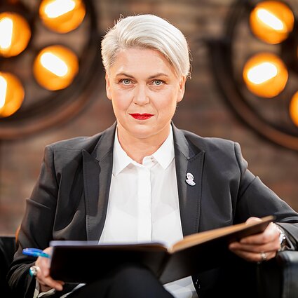 72 atspalviai. Laima Kreivytė: „queer“ bendruomenei reikia suvokti, su kuo kovoja – su „nepakankamai „queer“, ar su homofobija ir patriarchatu