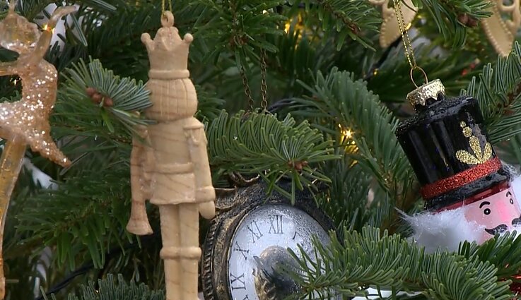 Jonavos eglių alėjoje – originalios puošmenos: žaliaskares dabino ir ugniagesiai, ir NATO kariai