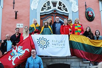 Himno giedojimas Vasario 16-ąją prie LR ambasados Taline Himno giedojimas Vasario 16-ąją prie LR ambasados Taline