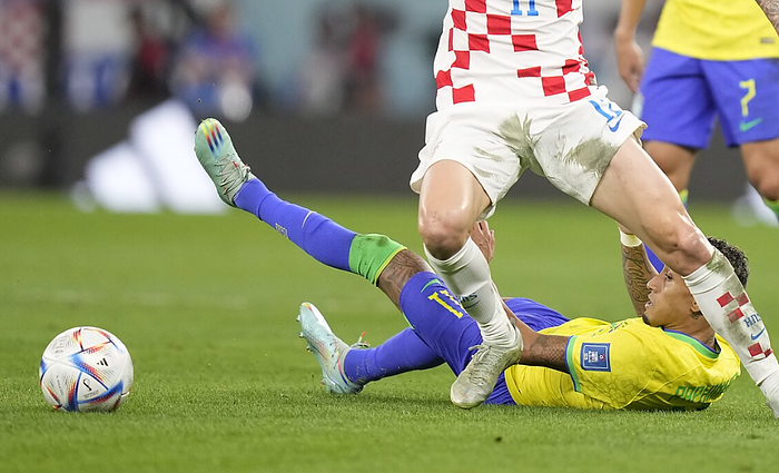 Kroatija lygina rezultatą: kamuolį į vartus siunčia po keitimo antrajame kėliyje pasirodęs Bruno Petkovičius.