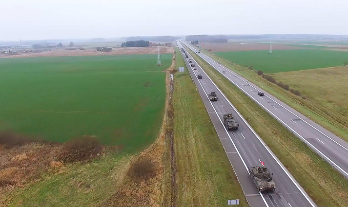 Karinė technika, sutinkama keliuose: kokių klaidų nedaryti sutikus ilgą kariuomenės automobilių vilkstinę?