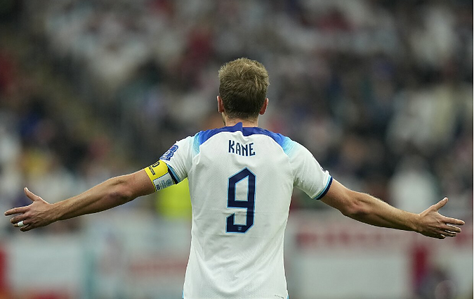 Anglija lygina rezultatą: 11 metrų baudinį galingu smūgiu realizuoja Kane`as