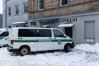 Incidentas ginklų parduotuvėje Vilniuje: apžiūrėdamas ginklą žuvo vyras
