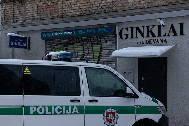 Incidentas ginklų parduotuvėje Vilniuje: apžiūrėdamas ginklą žuvo vyras