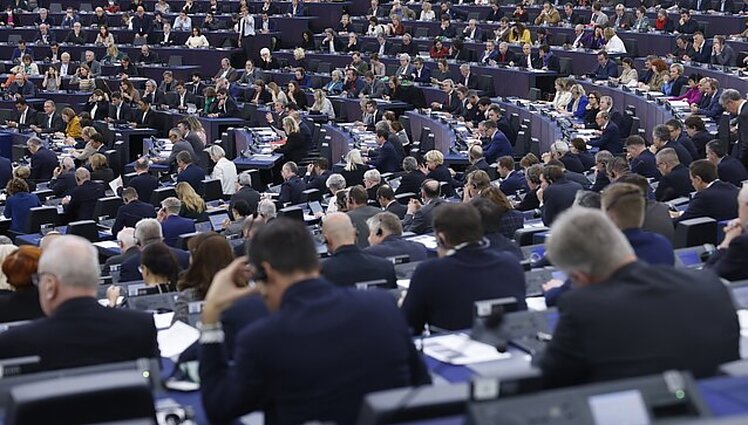Korupcijos skandalas EP: duotas leidimas suimti keturis įtariamuosius, šešėlis krenta ir ant Kataro