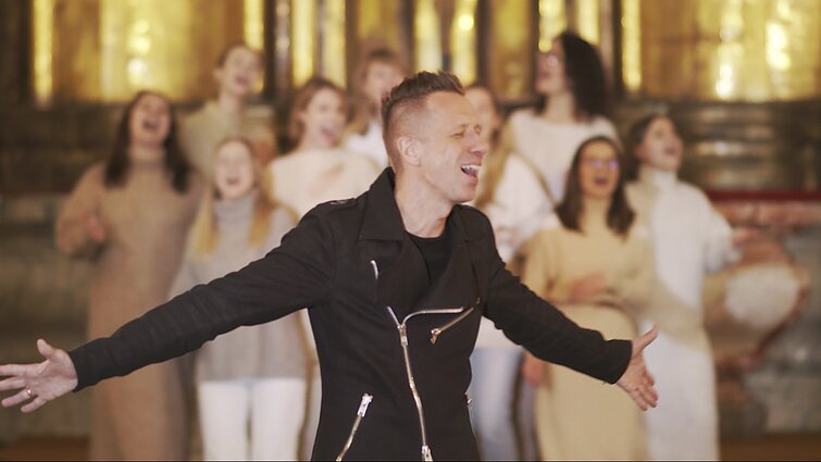 Linas Adomaitis su Vilniaus Šv. Jonų bažnyčios gospelų choru