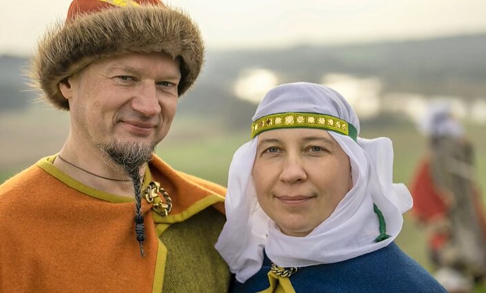 Pirmą kartą atkurti Kernavės didikų kostiumai: kviečia pamatyti, kuo puošėsi dvariškiai