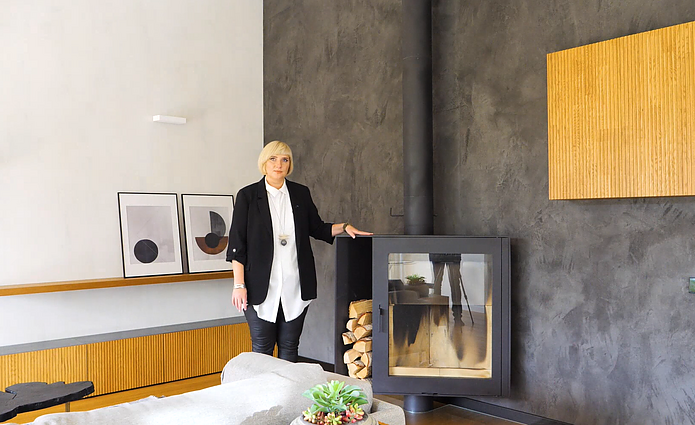 Namai be akį rėžiančių detalių: jaukiu akcentu tapo sukiojamas židinys