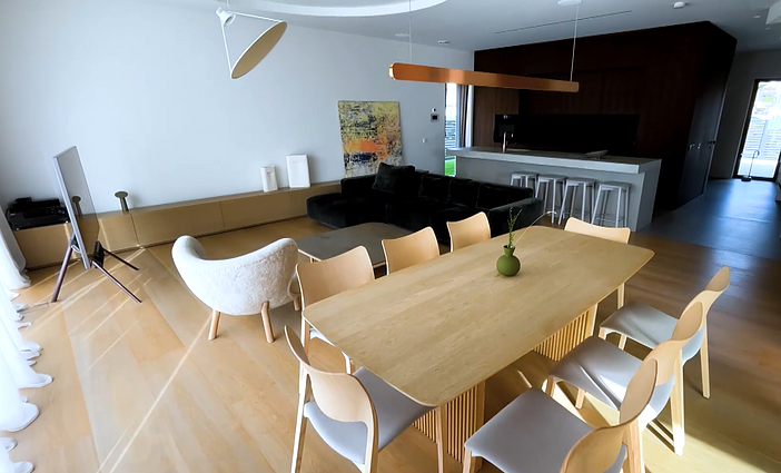 Pulsuojanti erdvė: namai, kuriuose jautiesi lyg vaikščiodamas senamiesčio gatvelėmis