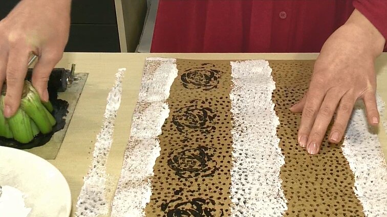 Neskubėkite dovanų popieriaus įsigyti – jį nesunkiai galite pasigaminti patys: tiks seni tapetai, maišeliai nuo maisto pakuočių