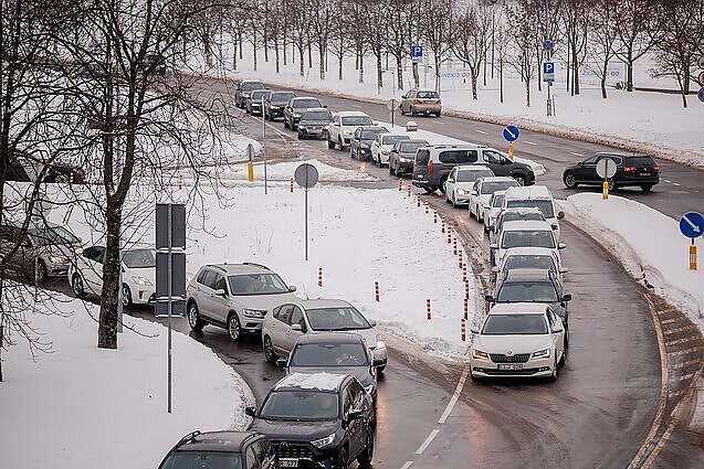 Žinios. Trims valandoms paskelbus akciją degalams, sostinėje nusidriekė automobilių eilės