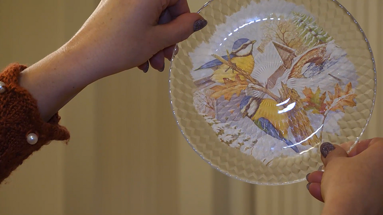 Dekoruokite arba atnaujinkite stiklines lėkštes kalėdiniais motyvais: kūrybai naudojamos popierines servetėlės