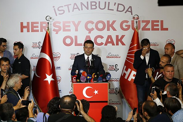 Žinios. Turkijos opozicija viliasi, kad Stambulo merui skirta bausmė padės mobilizuoti rinkėjus