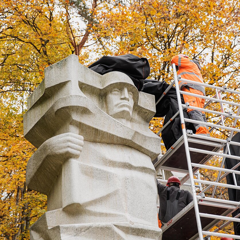D. Umbraso  / LRT nuotr., Antakalnio kapinėse juodais audeklais dengiami paminklai sovietų kariams