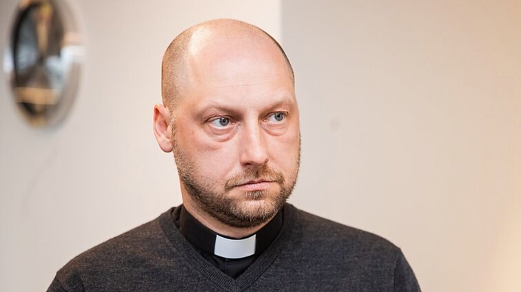Tiesą apie karą skelbęs kunigas Dauparas: draugas iš Dangaus atsiuntė man žinutę ant savo kapo – jei kovoji už tiesą, tai kovok
