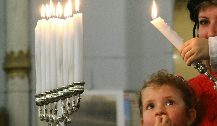 Žydai švenčia Chanuką: Lietuvos žydų bendruomenės pirmininkė pristato šventę ir jos tradicijas