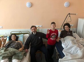 Жена и дочка Романа в Киевской больнице