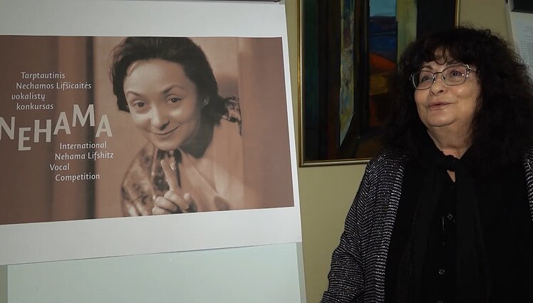 Menora. Chanukos tradicijos ir Nechamos Lifšicaitės jaunųjų atlikėjų konkursas