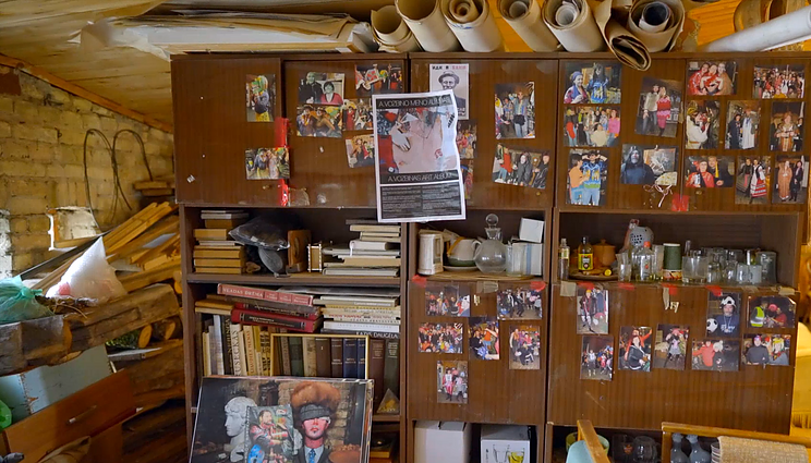 Dėmesio! Ieškome meno. Dažais tebekvepiančioje tapytojo Vozbino dirbtuvėje apsilankę bičiuliai: jo siela vis dar yra čia