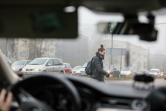 Žinios. Lietuvos automobilių kelių direkcija įspėja, kad šiandien keliuose laikysis pavojingos eismo sąlygos
