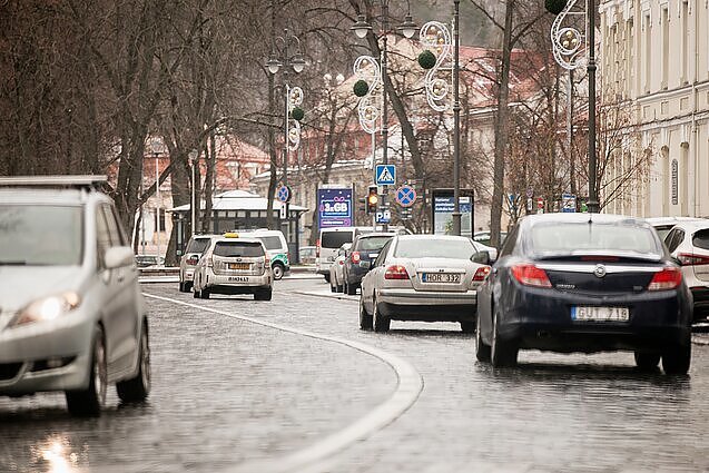 Žinios. Dėl lijundros ir plikledžio eismo sąlygos visoje šalyje išlieka sudėtingos