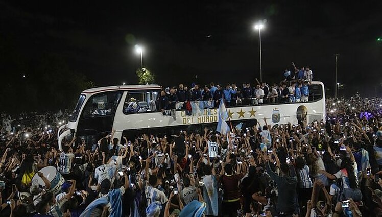Argentinos futbolo rinktinę namuose pasitiko tūkstantinės minios, čempionai su trofėjumi pasirodė sostinės gatvėse
