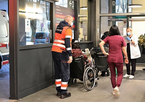 Žinios. Slidūs keliai terorizuoja gyventojus: dėl traumų į trijų didmiesčių ligonines kreipėsi virš 500 žmonių