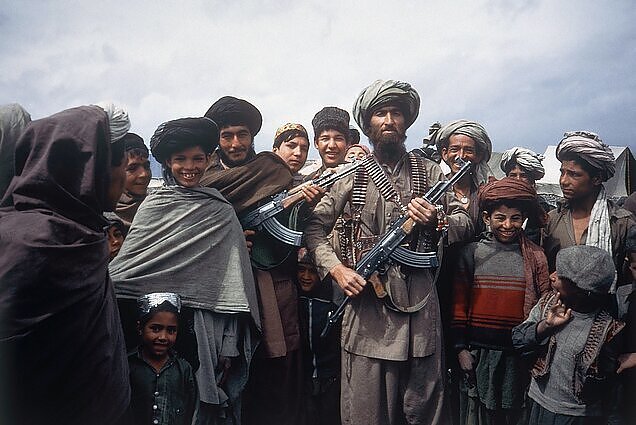 Talibanas: kaip gimė organizuotas judėjimas ir kas jam vadovauja?