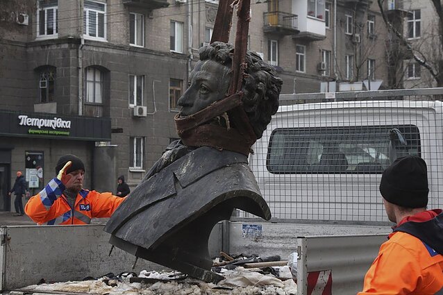 Municipal workers dismantle a monument of Russian writer Alexander Pushkin in the city centre of Dnipro, December 2022. 