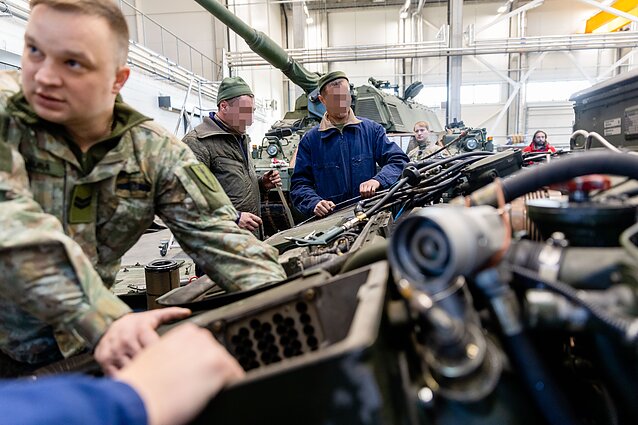 Lithuanian troops train Ukrainians to repair German howitzers
