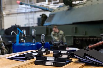 Lithuanian troops train Ukrainians to repair German howitzers