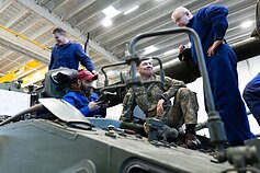 Lithuanian troops train Ukrainians to repair German howitzers