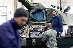 Lithuanian troops train Ukrainians to repair German howitzers