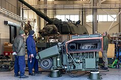 Lithuanian troops train Ukrainians to repair German howitzers
