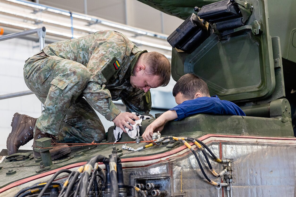 Lithuanian troops train Ukrainians to repair German howitzers