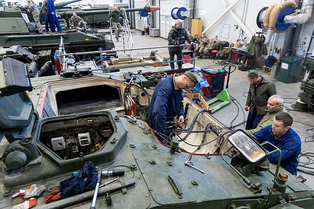 Lithuanian troops train Ukrainians to repair German howitzers