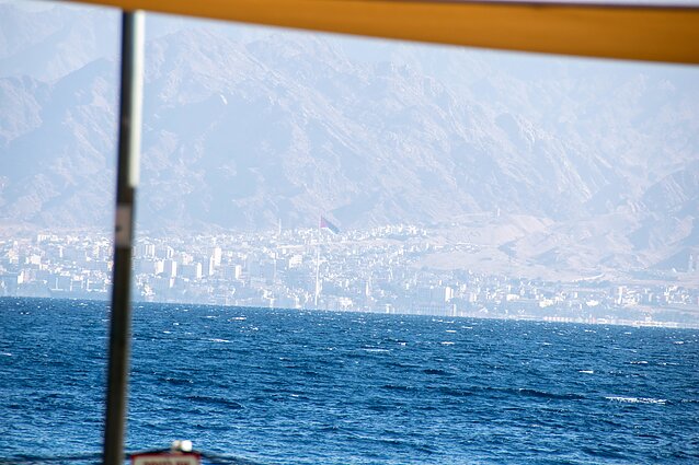 Kitoje kranto pusėje esantis Jordanijos kurortas Akaba